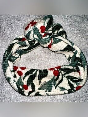 Goldie Knots Christmas Themed Baby Bow
Headband